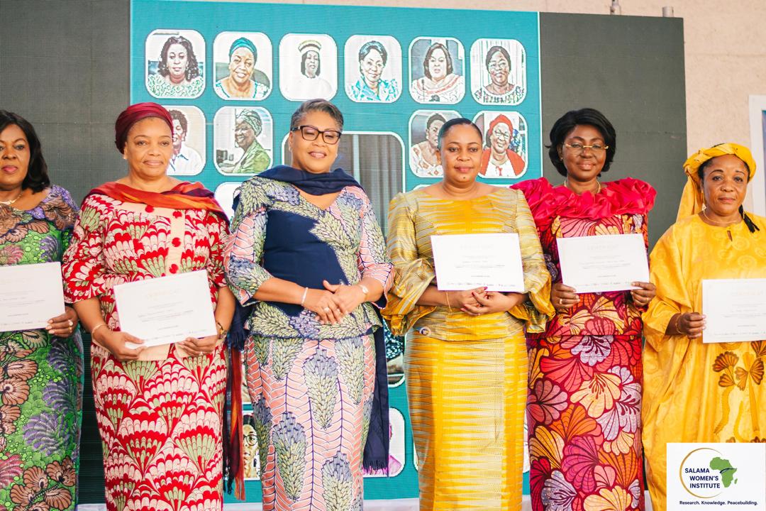 Femmes honorées, certificats en main, lors de la célébration de la parité en RDC